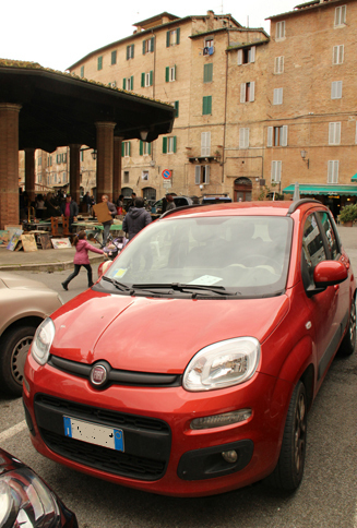 こうしたビビッドな色の「パンダ」は、実は本国では少数派である。シエナの骨董（こっとう）市にて。