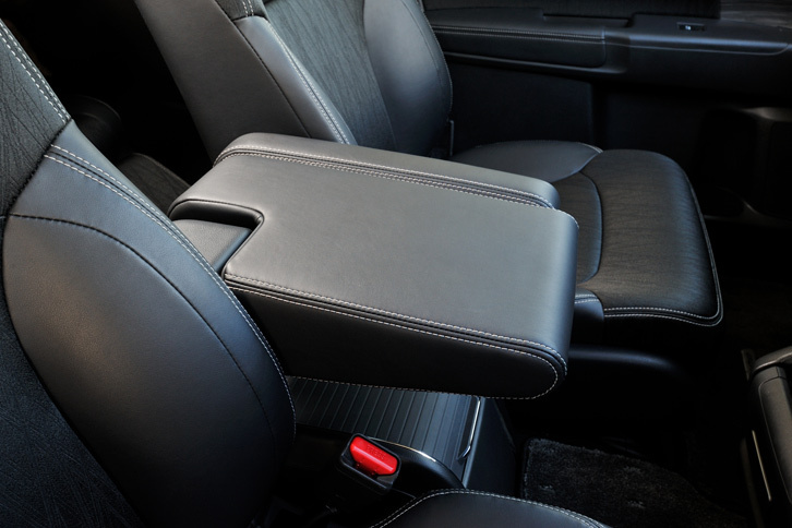 ハイブリッドモデルの追加と同時に、「G・EX Honda SENSING」「ハイブリッド EXパッケージ」「アブソルート EX Honda SENSING」「ハイブリッド アブソルート Honda SENSING EXパッケージ」の4グレードには、運転席大型アームレストが採用された。