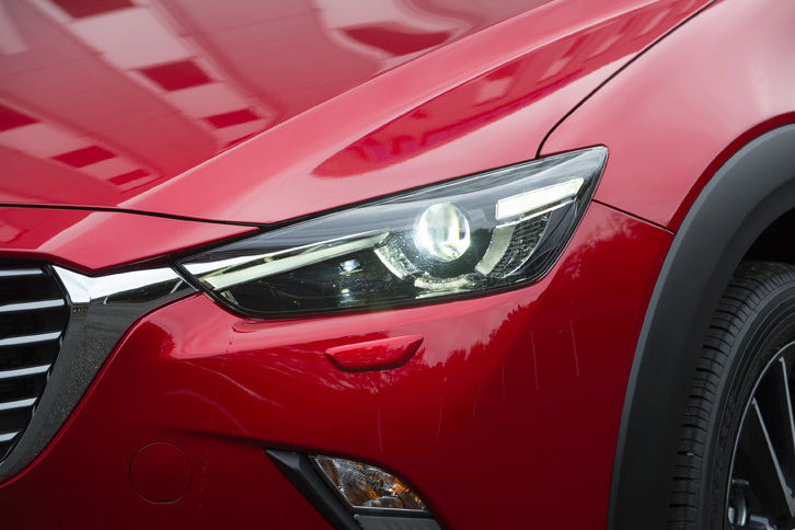 運転支援に関する機能としては、後退時の衝突被害軽減をサポートする「SCBS R」や、交通標識認識システム、片側11個のLED光源からなる「アダプティブLEDヘッドライト」などが新たに採用された。