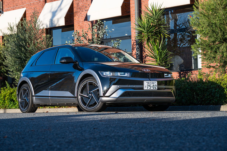 2024年11月8日に発売された最新の「ヒョンデ・アイオニック5」の最上級グレード「ラウンジAWD」に試乗。改良は2023年に続く2度目。