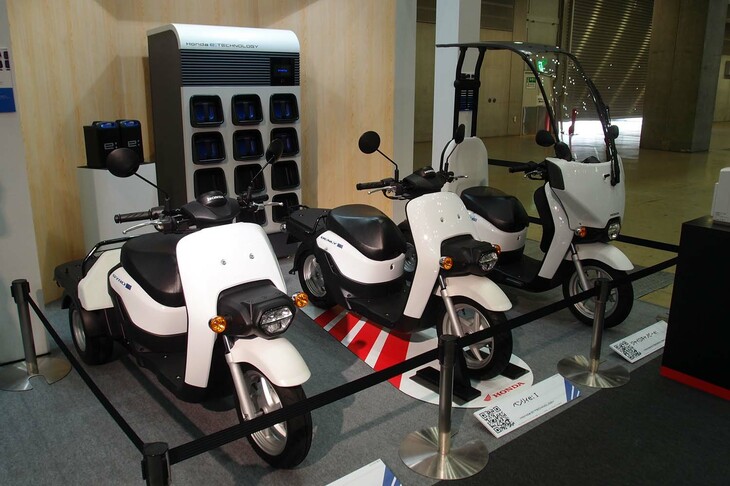 ホンダの電動バイク3モデル。写真左から「ジャイロe：」「ベンリィe：I」「ジャイロキャノピーe：」。