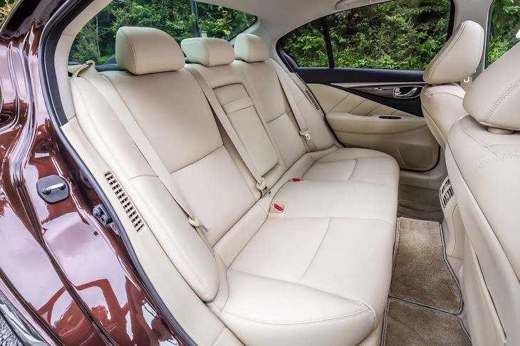 背もたれが固定式となる、ハイブリッドモデルの後席。V6ターボモデルでは、オプションで6：4分割可倒式の背もたれが選択できる。
