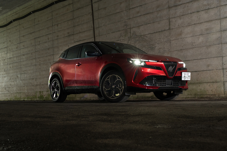 2024年4月10日に「アルファ・ロメオ・ミラノ」として世界初公開されたものの、わずか5日後に改名された「ジュニア」。全長4195mmのBセグメントSUVだ。