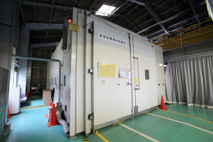 樹脂パーツなどの耐久性を測る、環境試験に使われる巨大冷温庫。