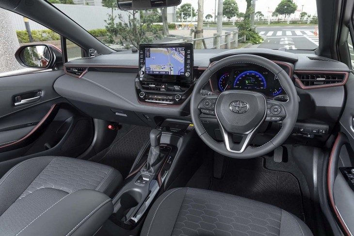 インパネとセンターコンソールまわりにはレッドの加飾があしらわれている。