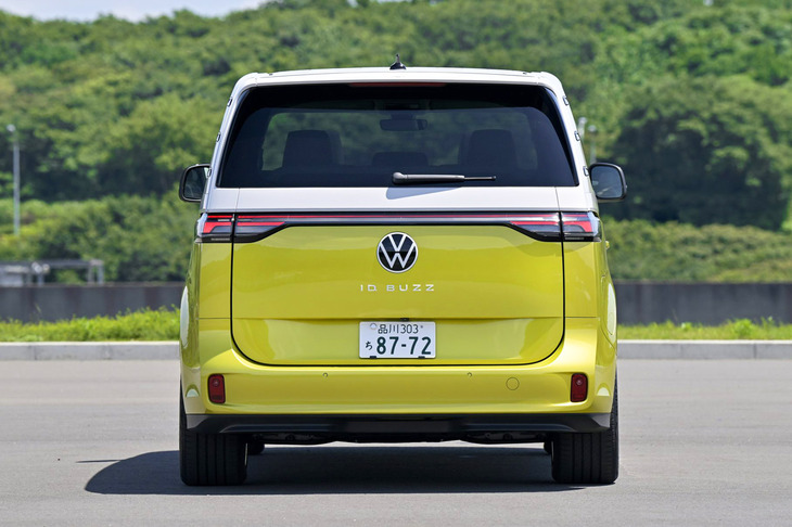 リアビューでは、左右にグッと張り出したタイヤとフェンダーが特徴。ハの字型の、踏ん張り感のあるスタンスだ。