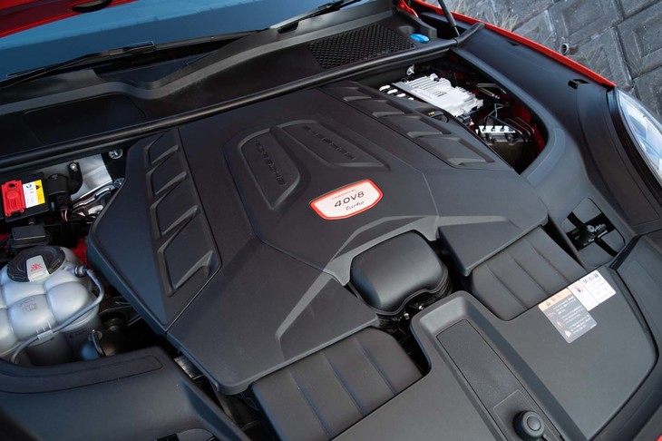 Vバンク間に2基のツインスクロールターボを搭載した4リッターV8エンジン。最高出力550PSと最大トルク770N・mを発生する。