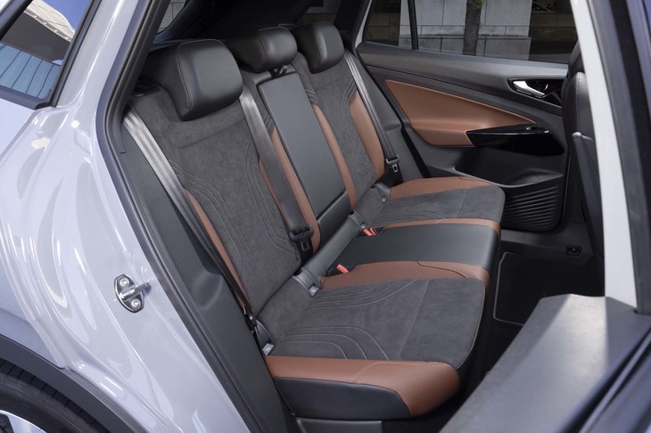 後席は背もたれや座面がたっぷりとしており、さすがフォルクスワーゲンの世界戦略車を感じさせる。