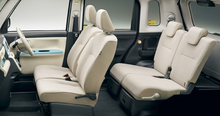 シートにはプレーンで飽きのこないデザインを採用。装備充実の「メイクアップ」グレードでは、ソフトタッチの表皮を使ったシートに専用のパイピングが施される。