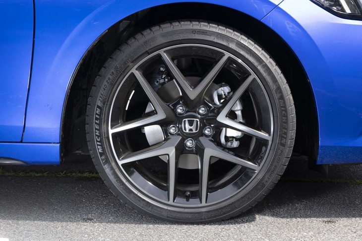 タイヤサイズは235/40ZR18。専用開発された「ミシュラン・パイロットスポーツ4」を履く。