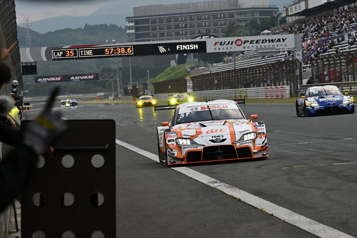 Race1 GT500クラスではNo.1 au TOM'S GR Supra（坪井 翔）が勝利。表彰台だけでなく、5位までをスープラ勢が占めた。