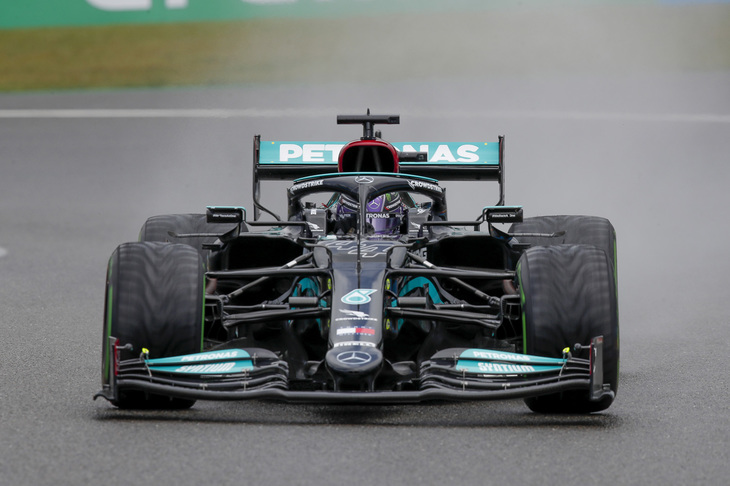 金曜日は好調な出だしだったメルセデス勢は、土曜日になるとレッドブルに先行を許すことになり、予選になると中古のインターミディエイトタイヤでコースインし、すぐに新品に交換するなどバタつく場面も見られた。ハミルトン（写真）は2位ラッセルに0.013秒届かず予選3位、結果的にそのポジションのままレース終了。ハミルトンにとってはメルセデスでの125回目の表彰台となり、フェルスタッペンとのポイント差は8点から3点に縮まった。チームメイトのバルテリ・ボッタスは、予選8番手ながら、前戦ハンガリーGPでの多重クラッシュのペナルティーで5グリッド降格で13位スタート、ペレスの脱落で12位ノーポイント。（Photo=Mercedes）