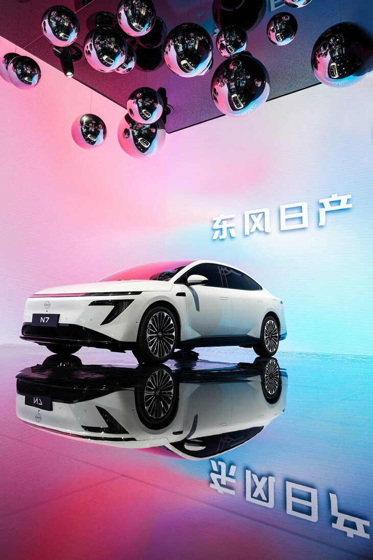 2024年の広州モーターショーで発表された、東風日産の新型BEV「N7」。2025年4月27日に発売され、1カ月で1万7215台の受注を集めたという。