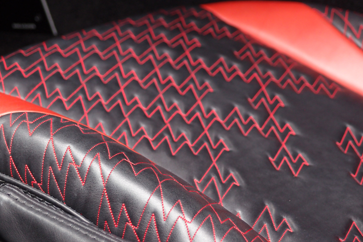 ヴァンキッシュ ザガート（シート表皮のZパターンキルト）