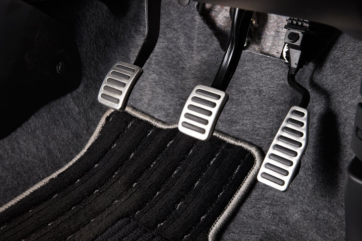 ステンレス製のABCペダル。クラッチは2速にダブルコーンシンクロを採用したほか、ダイアフラムスプリングの特性を見直すことでペダルストロークに対するクラッチペダルの荷重特性をよりリニア（直線的）なものとしている。