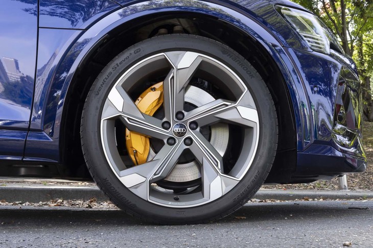 タイヤは20インチが標準で、試乗車の22インチはオプション。外型寸法もすさまじいが、前後とも285という幅もすごい。