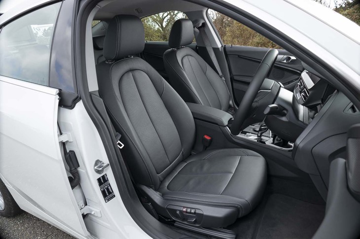 試乗車にはオプションの「ハイラインパッケージ」がチョイスされていた。シート表皮がクロスからダコタレザーに変更されるほか、前席には電動調整機構とヒーターが装備される。