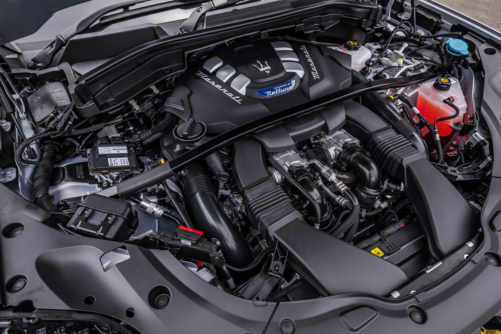 最高出力530PS/6500rpm、最大トルク620N・m/3000-5500rpmのV6ツインターボエンジン。オイルの潤滑方式は「MC20」がドライサンプ式を採用するのに対して、グレカーレではウエットサンプ式となる。