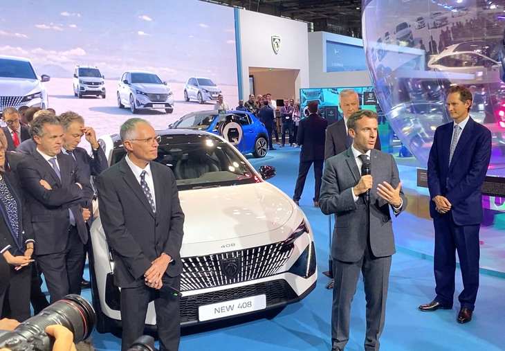 視察に訪れたエマニュエル・マクロン大統領。プジョーのブースでは、ステランティスグループが電動車の生産拠点をフランス国内3カ所に設置したことを評価した。