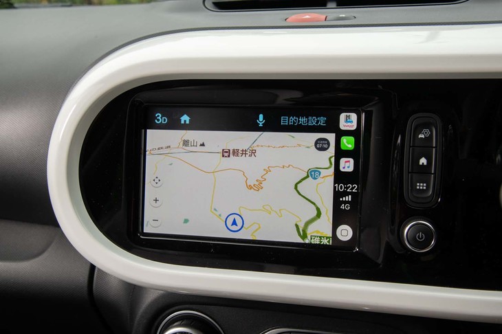 「イージーリンク」は「Apple CarPlay」（写真）と「Android Auto」に対応。手持ちのスマートフォンをUSBケーブルで接続すればカーナビ機能などが使える。