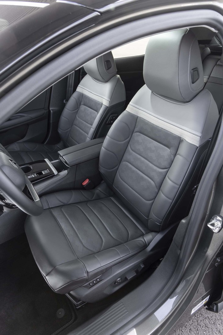 最新のシトロエン車ではおなじみの「アドバンストコンフォートシート」。パーフォレーテッド加工が施されているところなどで、さりげなく旗艦であることを主張する。