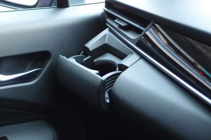 日産ノート（助手席前方の可動式カップホルダー）