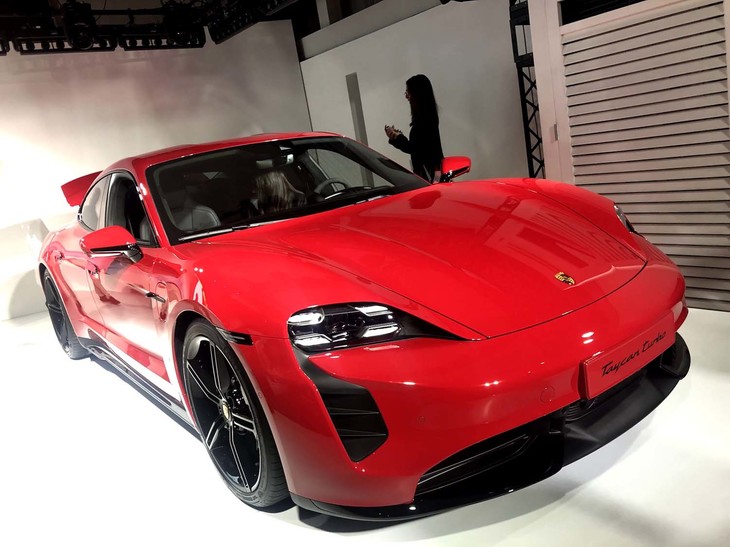 名門ブランドの新たな挑戦という共通項でくくれば、「ソニーSA-Z1」は「ポルシェ・タイカン」といったところか。2019年11月20日、東京・南青山にて。