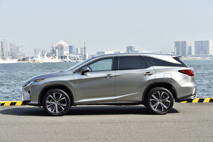 ボディーの全長は「RX450h／RX300」のプラス110mmにあたる5000mm。一方、ホイールベースは他グレードと変わらぬ2790mm。