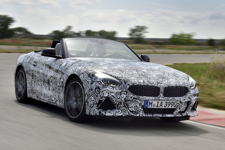 テストコースを周回する新型「BMW Z4」。2018年の「ペブルビーチ・コンクール・デレガンス」での正式発表がうわさされている。