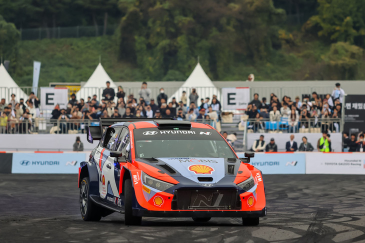 現在、マニュファクチュアラー、ドライバーともにランキングトップの
	Hyundai WRTからは「i20N Rally HYBRID」がデモランを披露。