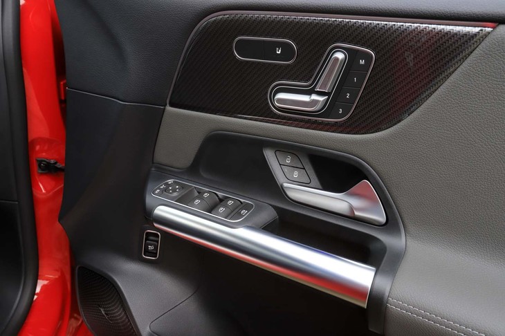 ドアパネルに配置されたスイッチ類。シートヒーターのスイッチも、この中に配置されている。