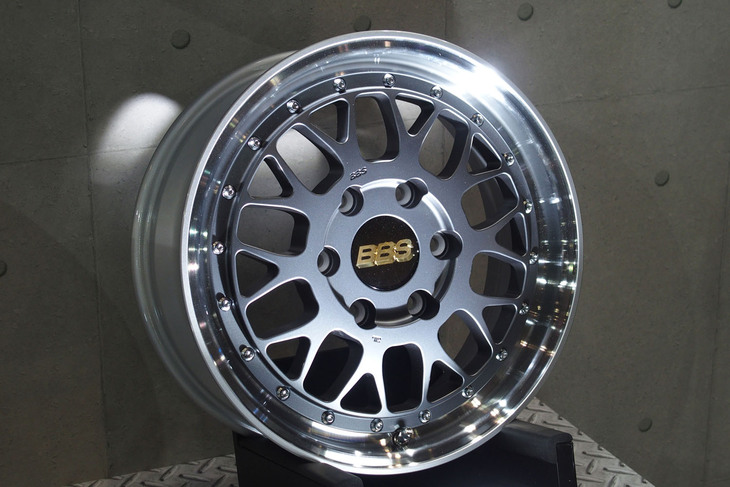 参考出品されたハイエース向けのプロトタイプホイール。