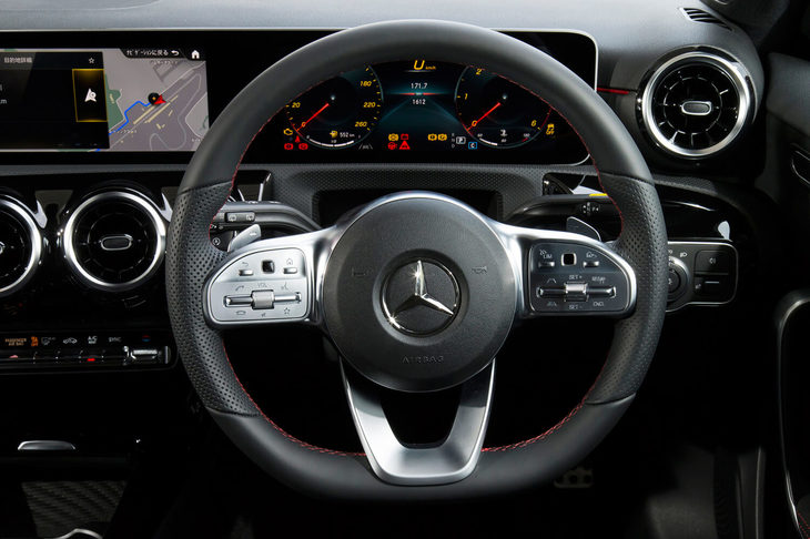 スポーク部に静電タッチ式の操作デバイスが設けられたステアリングホイール。新型「Aクラス」では、AI技術を活用した対話型インフォテインメントシステム「MBUX」もセリングポイントとなっている。