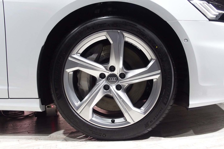 「A6アバント55 TFSIクワトロSライン」には5本スポークデザインの19インチホイールが標準装備されている。