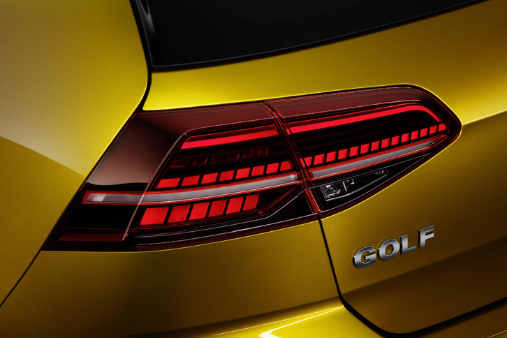 フルLED式のリアコンビランプ。上級グレードには、光が車体側方に流れるように見えるウインカー「ダイナミックインジケーター」が与えられる。