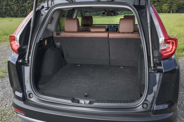 「CR-VハイブリッドEX・マスターピース」は、荷室側面のレバー操作で後席の背もたれを倒すことができる。