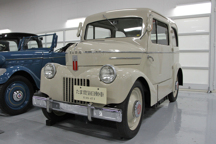 1947年「たま電気自動車」。1966年に日産に吸収合併されたプリンスのルーツ的なモデルである。戦後は深刻な石油不足の一方で、空襲で多くの工場が失われたため電力の大口需要が少なく、電力の供給が過剰気味だったことから一時的な電気自動車（EV）のブームが起きた。「たま電気自動車」の、一回の充電による航続距離65km、最高速度35km/hという性能は、当時のEVの中でトップだったという。