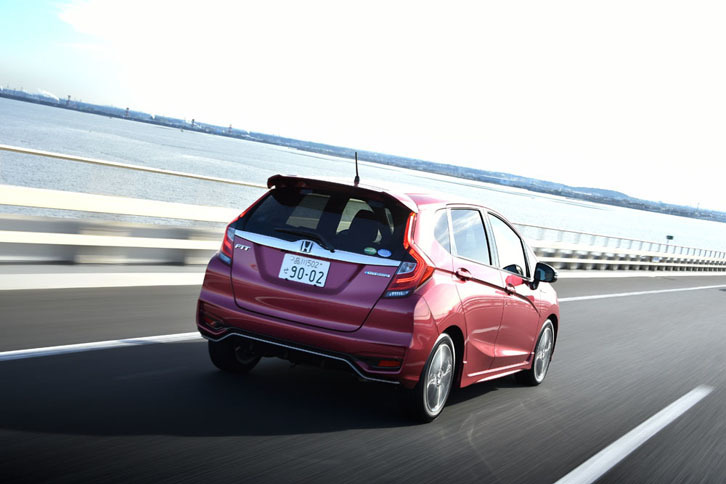 東京湾アクアラインを走る。最上級グレードの「ハイブリッドS Honda SENSING」は、走行中の騒音を抑えるフロントウィンドウガラスを装備。快適性が追求されている。