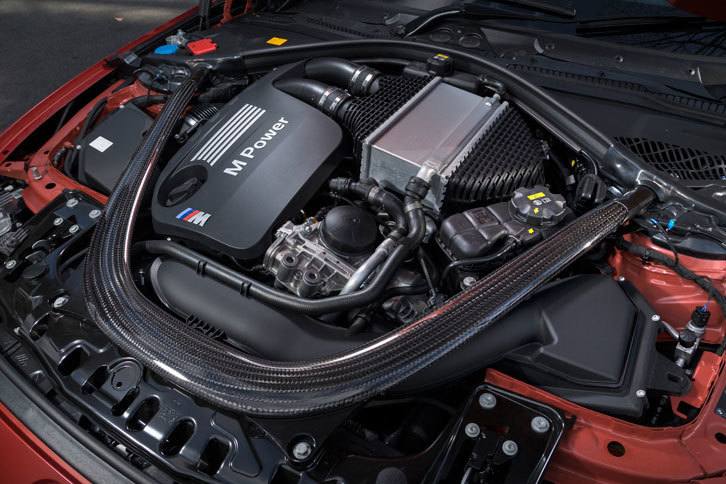 専用チューニングの施された3リッター直6ツインターボエンジン。「M3セダン」より19ps高い、450psの最高出力を発生する。