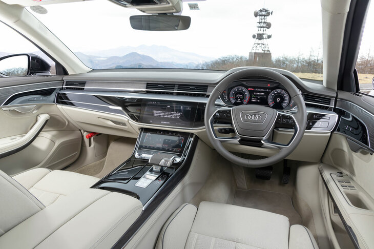 インテリアについては大きな変更はない。インターフェイスは大幅にデジタル化されており、機械式のスイッチやダイヤルは数えるほどしかない。