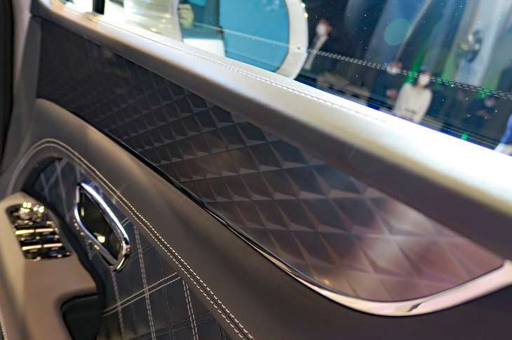 ベントレー・ベンテイガ ハイブリッド（ドアインナーパネル）