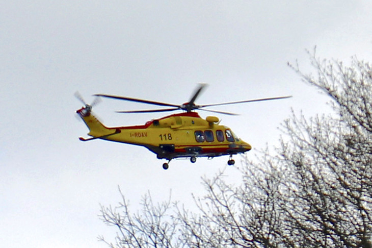 わが家の上空は、救急用ヘリの航路である。本稿を執筆・校正している間にも3回、大学病院に降下していった。写真の機体は「アグスタウェストランドAW139」。2020年3月31日、筆者撮影。