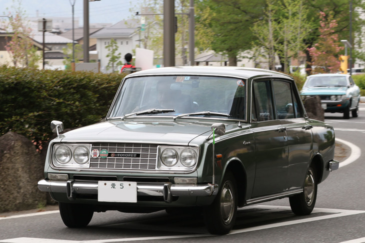 新車以来とおぼしき「愛 5」のシングルナンバーを付けた1964年「トヨペット・コロナ1500デラックス」。2代目コロナの最初期型。