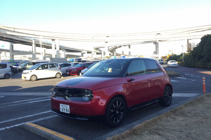 試乗車の外装色「プレミアムクリスタルレッド・メタリック」は6万0500円の設定。「アドバンス」では、ディッシュとスポークを組み合わせた17インチサイズのアルミホイールを標準装備している。ボディーカラーにかかわらず、今回の試乗車と同じブラックとシルバーのコンビネーションカラーとなる。