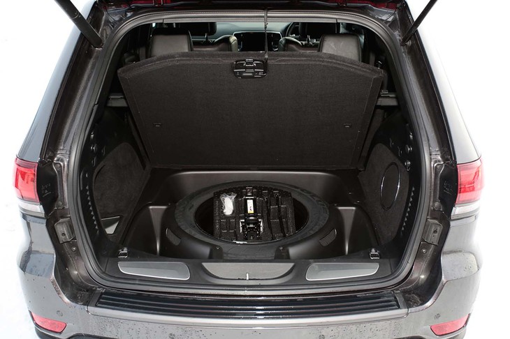 パンク時の備えとして、荷室のフロア下にはフルサイズのスペアタイヤが用意される。