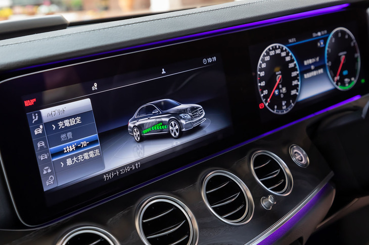 12.3インチサイズの液晶パネルを並べた「Eクラス」ではおなじみのメーター。カーナビや各種設定状況のほか、ハイブリッドシステムのエネルギーフローも表示される。