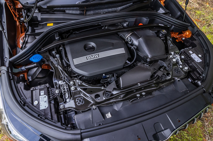 「X1 xDrive20i」には最高出力204PS、最大トルク300N・mを発生する2リッター直4ガソリンターボエンジンが搭載される。トランスミッションは7段DCT、駆動方式は4WDのみの設定だ。