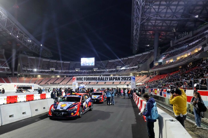 グランパスのファンが涙を流して怒りに震えた……かどうかは知らんけど、天然芝を剥いで舗装したという豊田スタジアム。もし甲子園で同じことをされたら、ボクは泣くな。
