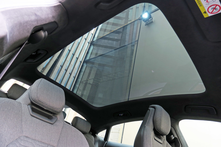 アウディe-tron GTクワトロ（パノラミックガラスルーフ）