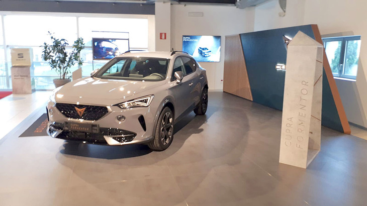 シエナでクプラを扱うことになったセアト販売店、トゾーニ・アウトのシモーネさんが、新設したコーナーのスマートフォン写真を送ってくれた。